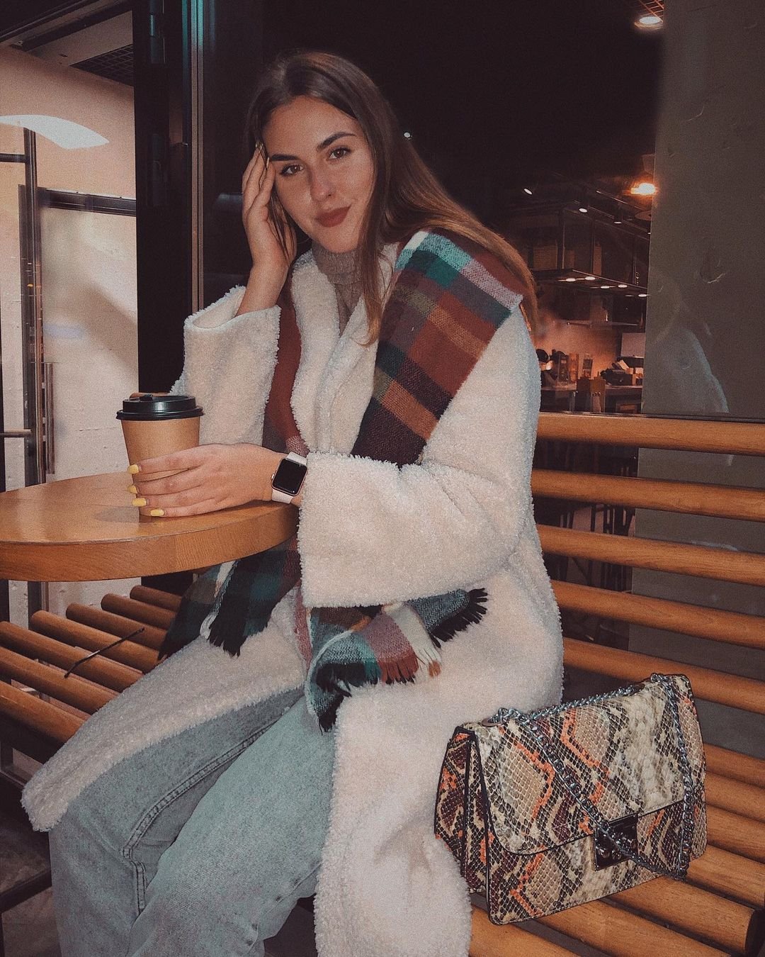 How To Attain A Celebrity Airport Look?